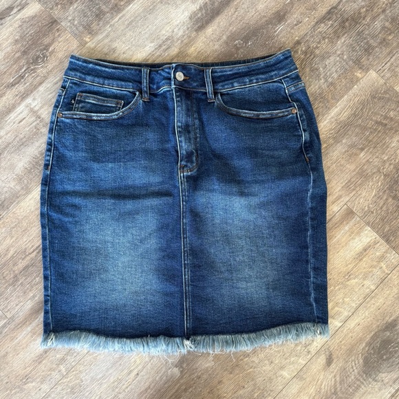 Like new! Judy Blue CAROLYNN HIGH RISE DENIM SKIRT with Frayed Hem - Picture 8 of 11